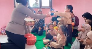 Dukung Program Peningkatan Gizi Anak Sekolah, Polres Nganjuk Bagikan 100 Paket Makanan Bergizi Gratis