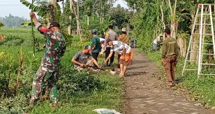 Kompak Bersinergi Bersama Warga, Bhabinkamtibmas dan Babinsa Kerja Bakti Bersihkan Jalan Dan Saluran Air Kampung