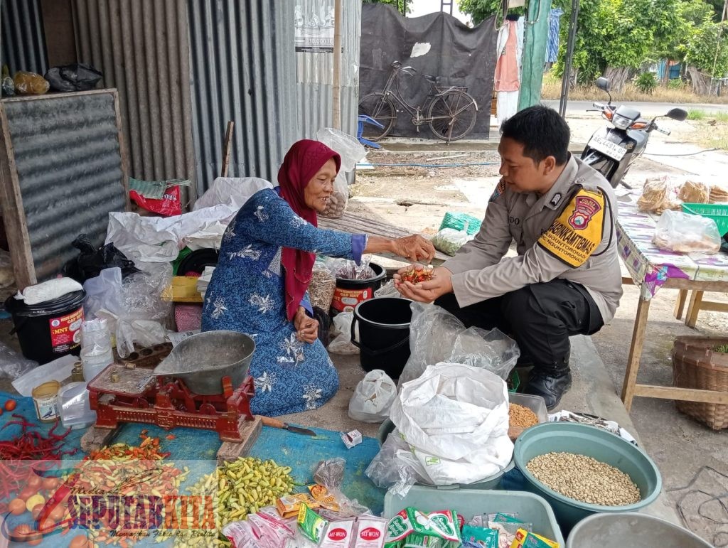 Sambut Ramadan 1446 H, Bhabinkamtibmas Polres Magetan Pantau Stok dan Harga Bapokting di Pasar Tradisional