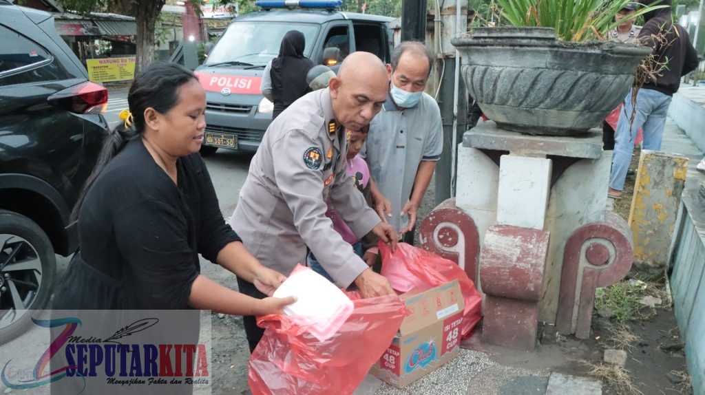 Gandeng Awak Media, Polres Nganjuk Bagikan Ratusan Takjil Jumat Berkah