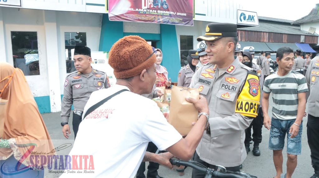 Berkah Ramadan, Kapolres Nganjuk bersama Jajaran Bagikan Ratusan Paket Takjil