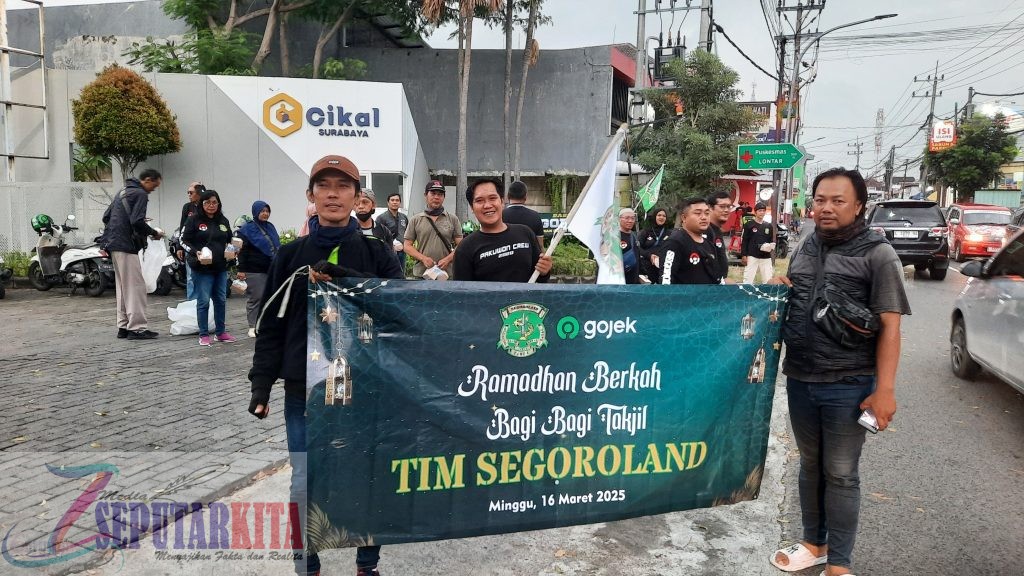 Komunitas Gojek Berbagi Takjil di Bulan Ramadhan
