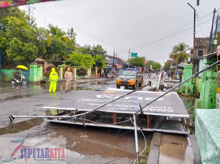 Puting Beliung di Rejoso Robohkan Papan Reklame di Desa Talang