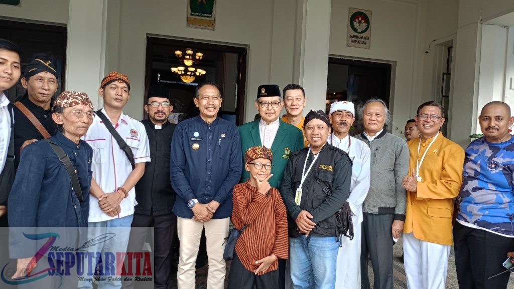 Pererat Kerukunan Beragama, FKAUB Malang Gelar Bagi Takjil di Halaman Balai Kota Malang