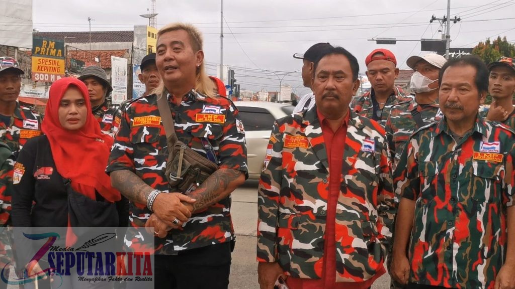 Wujudkan Implementasi Tri Dharma, Laskar Merah Putih Marcab Pemalang Gelar Bagi 1000 Takjil di Blandong Comal