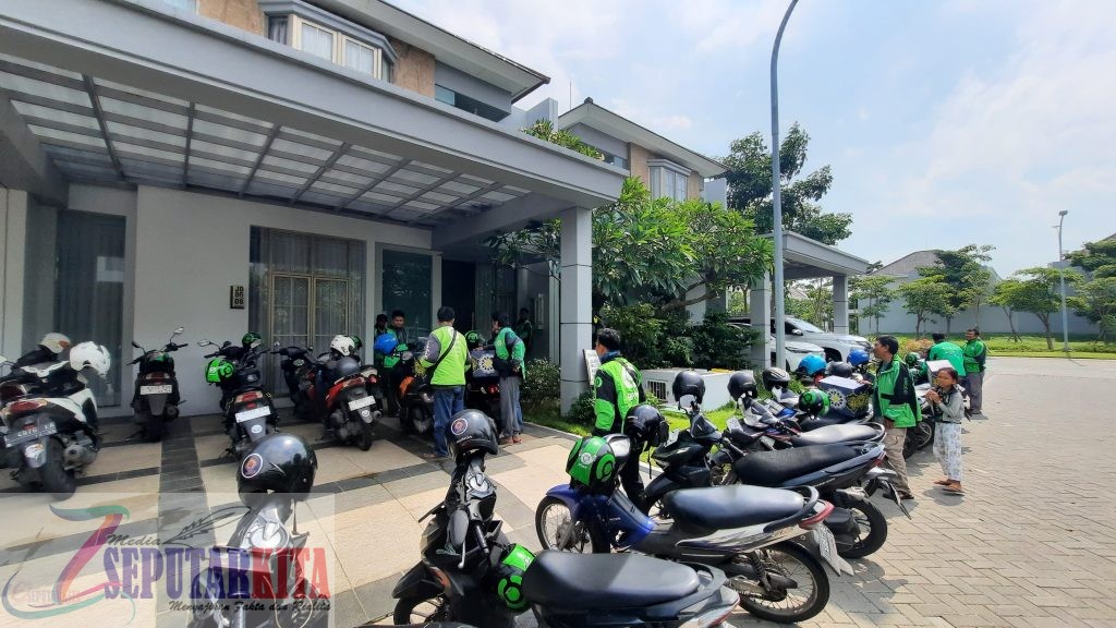 Pengusaha Muda Surabaya Bagi Parcel Untuk Puluhan Driver Ojol