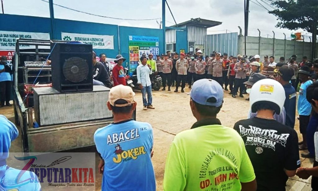 Kecewa Merasa diPHP, Ratusan Petani Kalirandu Geruduk Pabrik Sepatu di Pemalang
