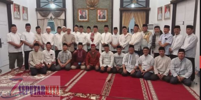 Bupati OKU H. Teddy Meilwansyah Dan Wabup OKU H. Marjito Bachri Bersama Forkopimda OKU Melaksanakan Sholat Isya Dan Tarawih Bersama di Rumah Dinas Bupati