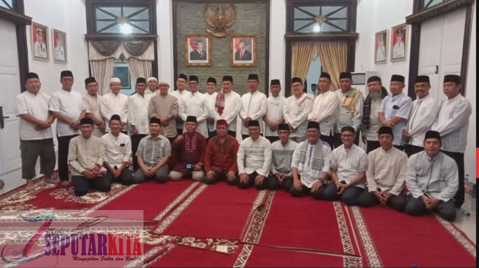Bupati OKU H. Teddy Meilwansyah Dan Wabup OKU H. Marjito Bachri Bersama Forkopimda OKU Melaksanakan Sholat Isya Dan Tarawih Bersama di Rumah Dinas Bupati