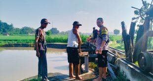 Bhabinkamtibmas Jogomerto Buka Saluran Dam, Dukung Ketahanan Pangan Nasional
