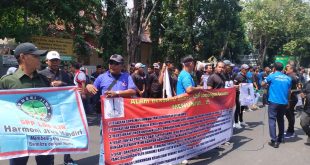 lamongan.Ratusan anggota lembaga swadaya masyarakat (LSM) tergabung aliansi alam bersatu .gelar aksi unjuk rasa.
