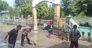 TNI-Polri dan Warga Bersihkan Sekolah Pascabanjir di Tuban