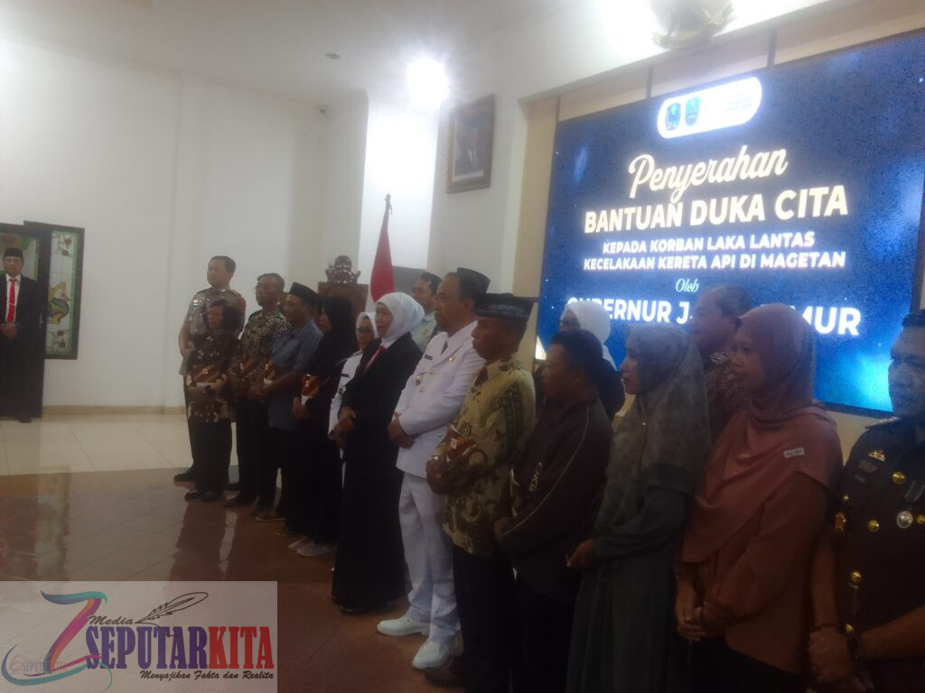 Gubernur Khofifah Serahkan Bantuan kepada Keluarga Korban Kecelakaan Kereta Api di Magetan