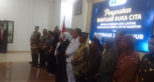 Gubernur Khofifah Serahkan Bantuan kepada Keluarga Korban Kecelakaan Kereta Api di Magetan
