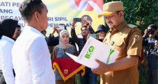 Penyerahan SK CPNS Formasi 2025 di TPA Pesalakan, Bupati Anom Widiyantoro: Jadilah Abdi Negara yang Melayani dengan Hati