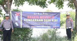 Cegah Kecelakaan, Polres Gresik Pasang Banner Imbauan Bahaya Menyalip dari Kiri