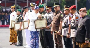 Kapolrestabes Surabaya Terima Penghargaan di HJKS ke-732 Wujud Dedikasi Jogo Suroboyo*