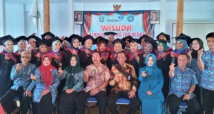 Pemdes Jalen Gelar wisuda Sekolah Orang Tua Hebat