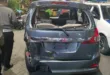 Bawa 3 Penumpang, Taxi Online Tersambar Kereta Api di Surabaya