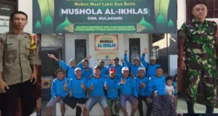 Bhabinkamtibmas dan Babinsa Pantau Penyembelihan Hewan Kurban di Mushola Al-Ikhlas, Bulakmiri