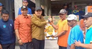 *Kapolres Jombang Turun Langsung Salurkan Bantuan Korban Banjir di Kademangan, Mojoagung*