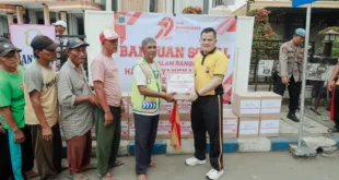 *Jelang HUT Bhayangkara ke-79, Kapolres Jombang Bagikan Bansos Sembako kepada Juru Parkir dan Abang Becak*