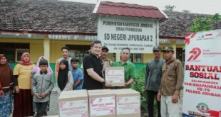 Kapolres Jombang Salurkan Bansos kepada Warga Dusun Kedungdendeng dan Guru Yang Mengajar di Pelosok Hutan