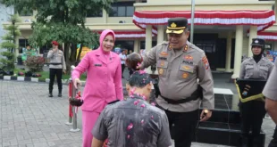 Siraman Air Bunga Warnai Kenaikan Pangkat 80 Personel Polres Nganjuk