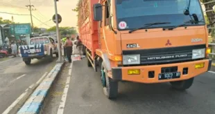 Diduga Tidak Kuasai Medan Jalan Pengendara Motor Terlindas Truk,Di Jalan Raya Nganjuk
