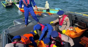Tim SAR Ditpolairud Polda Jatim Kembali Evakuasi 2 Korban di Perairan Lekok