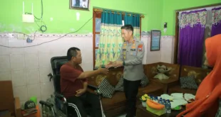 Wujud Kepedulian, Kapolres Madiun Sambangi Anggota yang Tengah Sakit