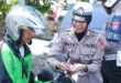 Satlantas Polres Gresik Bagikan Bendera dan Pin Merah Putih di GKB, Tanamkan Semangat Kemerdekaan