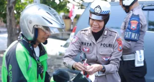 Satlantas Polres Gresik Bagikan Bendera dan Pin Merah Putih di GKB, Tanamkan Semangat Kemerdekaan