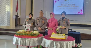 Polwan Polres Nganjuk Bagi 80 Paket Sembako di Hari Jadi ke-77