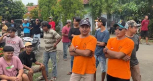 Diduga Banyak Pelanggaran, Warga Padek Geruduk Balai Desa: Tuntut Transparansi dan Desak Oknum Mundur! Diduga Banyak Pelanggaran, Warga Padek Geruduk Balai Desa: Tuntut Transparansi dan Desak Oknum Mundur!