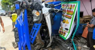 Hindari Honda Vario, Truck Tabrak Rumah dan Terbalik di Nganjuk