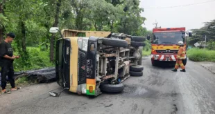 Truk Bermuatan Besi Terguling Akibat Jalan Bergelombang