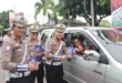 Ops Zebra Semeru 2025, Polres Magetan Kampanye Humanis: Pamflet, Bunga & Coklat untuk Pengendara