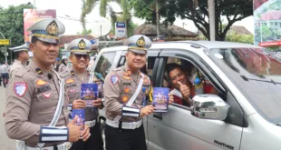 Ops Zebra Semeru 2025, Polres Magetan Kampanye Humanis: Pamflet, Bunga & Coklat untuk Pengendara
