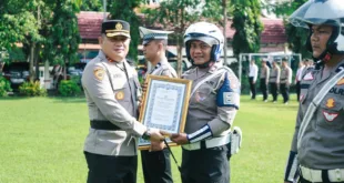 Kapolres Jombang Berikan Penghargaan kepada 12 Anggota Berprestasi