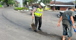 Polantas Nganjuk dan Warga Bergerak Cepat Atasi Tumpahan Minyak di Bundaran Adipura