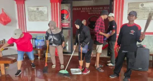 Semangat Gotong Royong, Kader PDIP Magetan Bersihkan Kantor Partai