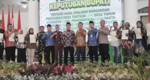 Tanda Tangani Pakta Integritas Bupati Madiun Serahkan SK Bupati Hasil Evaluasi RKP Des. Di Madiun