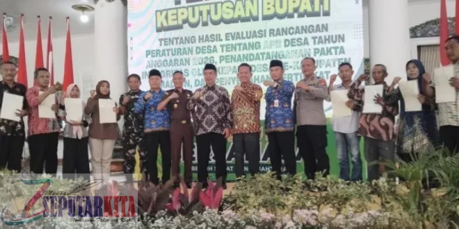 Tanda Tangani Pakta Integritas Bupati Madiun Serahkan SK Bupati Hasil Evaluasi RKP Des. Di Madiun