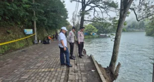 Talud Telaga Sarangan Longsor, Tujuh Motor Terjatuh ke Danau, Petugas Sigap Lakukan Evakuasi