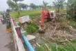 Cegah Jembatan Ambrol, Pemdes Jatirejo Kerahkan Alat Berat Bersihkan Tumpukan Sampah
