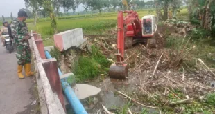 Cegah Jembatan Ambrol, Pemdes Jatirejo Kerahkan Alat Berat Bersihkan Tumpukan Sampah
