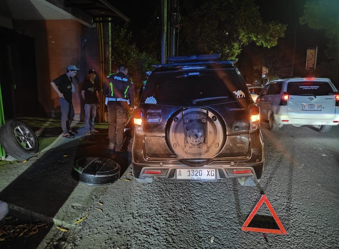 Tengah Malam Ban Pecah di Nganjuk, Pemudik Ini Dapat Bantuan dari Bengkel Gratis Polres