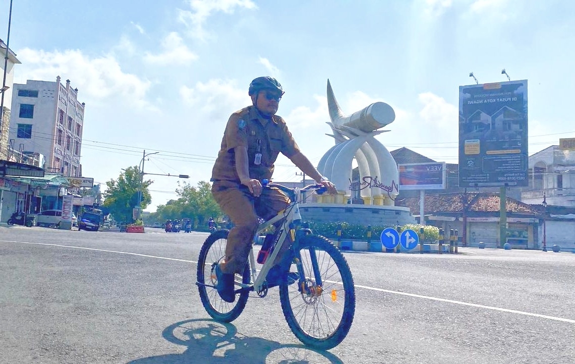SMAN 1 Kedunggalar Ngawi Beraksi Efisiensi BBM, Kasek dan Warga Sekolah Bersepeda ke Sekolah