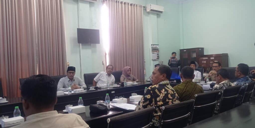 RDP Pasar Ploso Berujung Dagelan: Pejabat “Cuci Tangan”, Publik Disuguhi Drama Dendam Lama